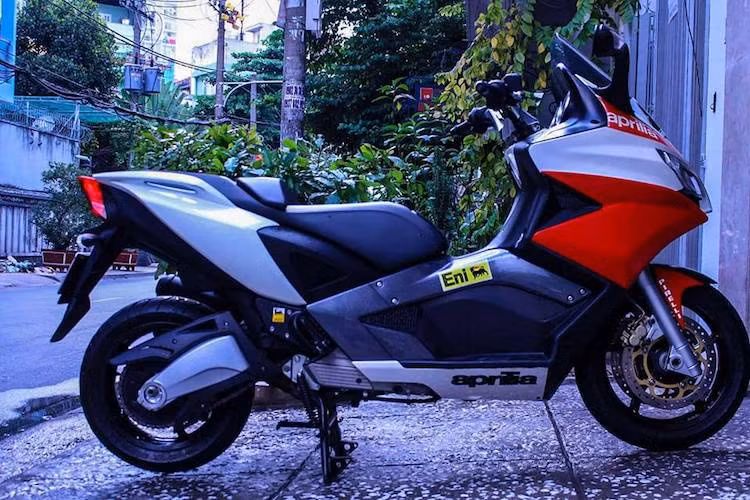 Tại thị trường Anh, một chiếc Aprilia SRV850 hiện có giá 8432 Bảng Anh (tương đương 247 triệu đồng). Dù là "hàng hiếm" tuy nhiên do thương hiệu không quen thuộc tại Việt Nam và phụ tùng, bảo dưỡng khó, những chiếc xe ga PKL SRV850 chỉ được định giá khoảng 270-300 triệu khi được bán "trao tay".