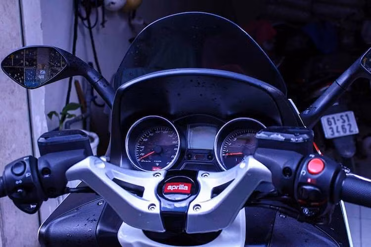 Mặc dù được làm bằng nhôm và đục lỗ khá giống với RSV4 nhưng là một mẫu maxi scooter, tay lái của SRV850 cao hơn để đem tới tư thế ngồi thoải mái. Được thiết kế thể thao, chiếc xe có bảng đồng hồ được tích hợp báo tua. Cách sắp xếp của bảng đồng hồ khá giống xe hơi với màn hình nhỏ nằm giữa báo tốc và báo tua chạy cơ.