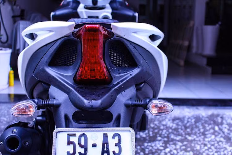 Là một mẫu xe xuất Âu, đương nhiên SRV850 phải có hệ thống phanh ABS. Ở phía sau, phần đuôi xe cũng có thiết kế vuốt nhọn thể thao, với đèn hậu đặt dọc nằm giữa các khe thoát nhiệt cho động cơ.