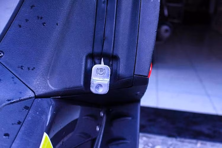 SRV850 thậm chí còn có sẵn cả hệ thống phanh tay như ôtô, khiến chiếc xe không bị trôi khi đang đỗ. Tuy nhiên dù là một mẫu maxi scooter nhưng do có động cơ lớn, SRV850 sở hữu cốp xe có thể tích nhỏ, chỉ chứa được 1 mũ bảo hiểm bên dưới yên. Chiếc xe cũng không có hộc chứa đồ phía trước.