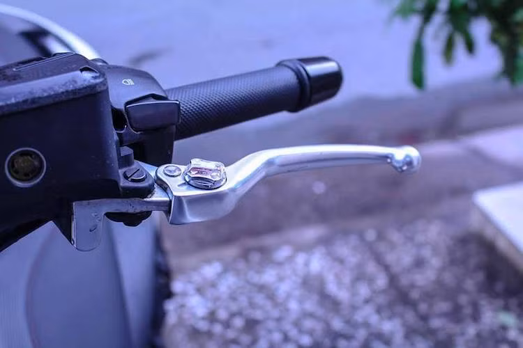 Cùm công tắc trái của xe không có sự thay đổi so với những mẫu môtô bình thường khác. Trên SRV850, Aprilia cũng trang bị cho chiếc xe cặp tay phanh với khả năng điều chỉnh độ xa gần giống nhiều mẫu xe phân khối lớn bình thường.