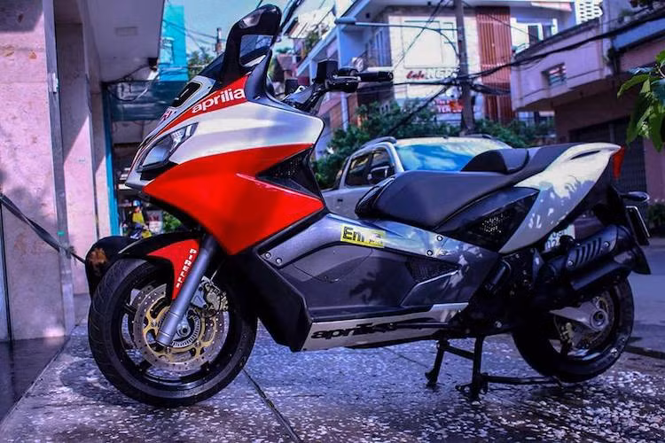 Tại Việt Nam, các dòng Aprilia phân khối lớn vốn đã có số lượng khá ít, tuy nhiên SRV850 còn "độc" hơn nữa. Chiếc SRV850 trong bài viết thuộc sở hữu của một người chơi môtô tại Sài Gòn và nhiều khả năng là chiếc duy nhất đời 2015, với đầy đủ các "option" tại Việt Nam.