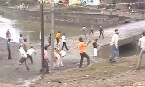 2 lang nem da vao nhau theo tuc le, 400 nguoi bi thuong