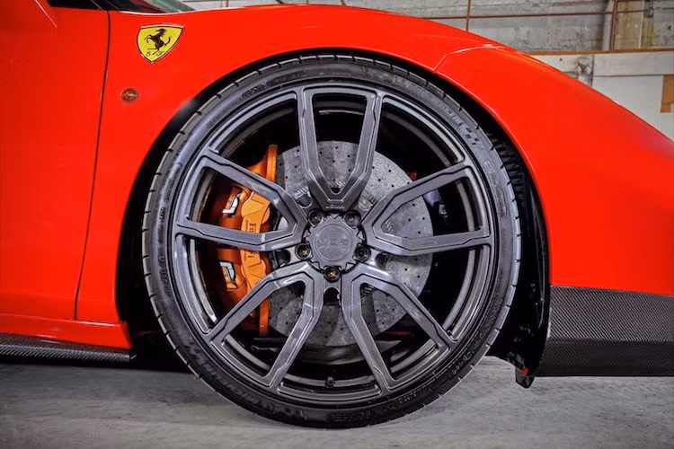 Cả 4 bánh xe đã được hãng độ thay bằng mâm Loma 21 inch 5 cánh kép màu xám khói, với lốp bản rộng tới 225/35 cho bánh trước và 325/25 cho bánh sau. Ngoài ra, khách hàng cũng có thể lựa chọn mâm Mansory với kích thước tương tự.