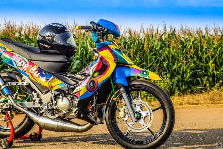 Nổi bật trên thân xe là những hình khối trừu tượng đầy màu sắc giống một bức tranh của danh hoạ Picasso. Đúng phong cách xe đấu, toàn bộ phần đèn pha và xi-nhan đã được chế mủ kín.