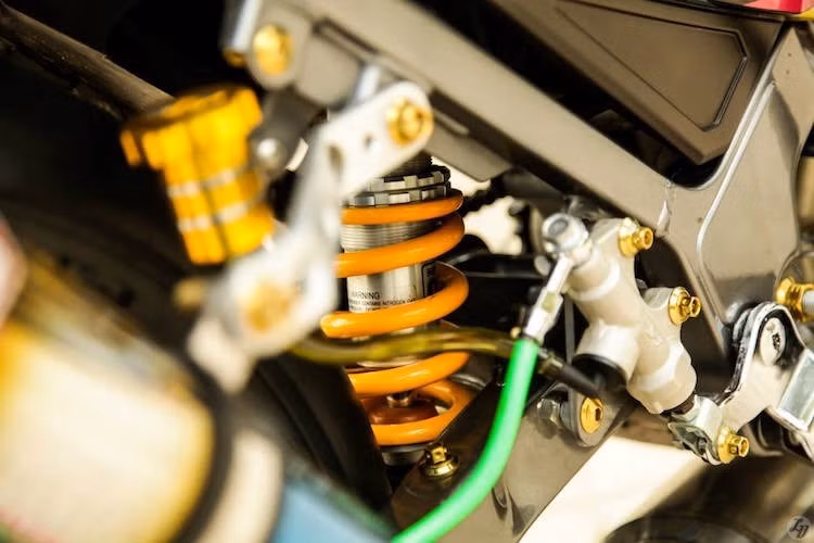 Phuộc sau Monoshock được thay mới, kèm theo pen đạp Brembo cho phanh đĩa phía sau.