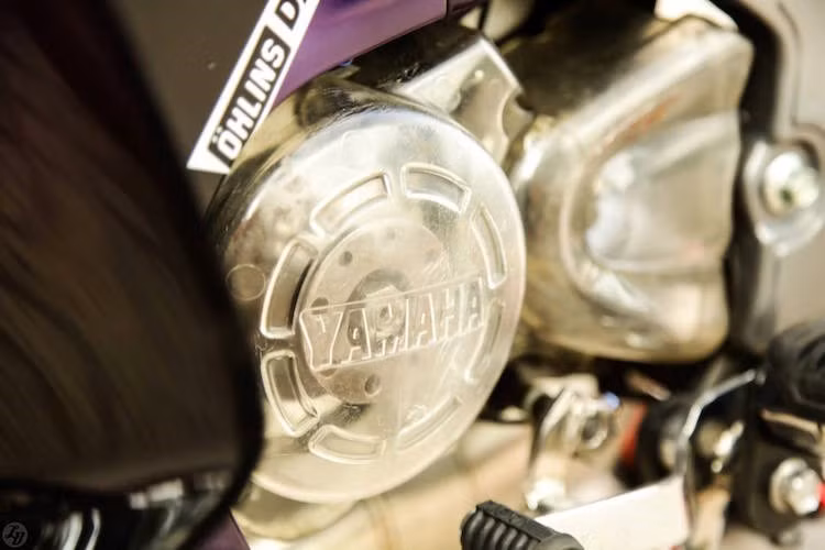 Bên lốc bưởng điện của xe đã được thay bằng lốc nhựa trong suốt, cho thấy chi tiết mâm điện hoạt động khi xe chạy nhưng vẫn đảm bảo "cách ly" đất cát và nước khỏi các chi tiết máy.