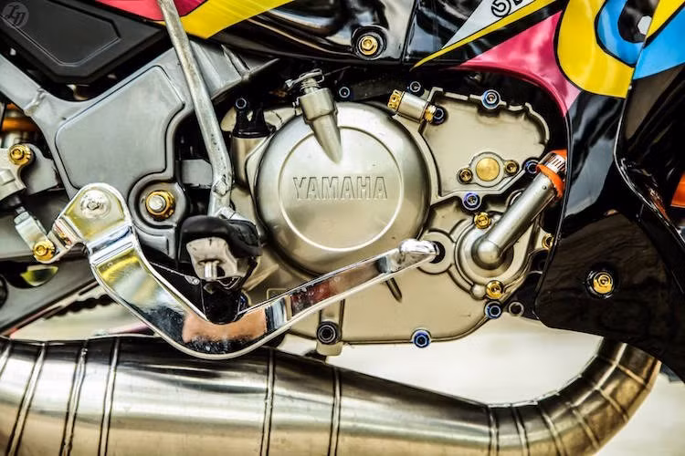 Phần "nội công" của "cá mập" Z125 cũng được dọn lại hoàn toàn, kết thúc với dàn ốc kiểng 7 màu trang trí