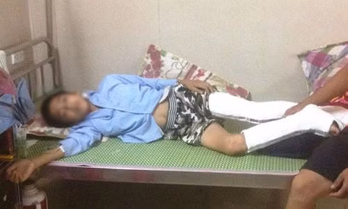 Bi giao vien chu nhiem thu dien thoai, hoc sinh nhay lau