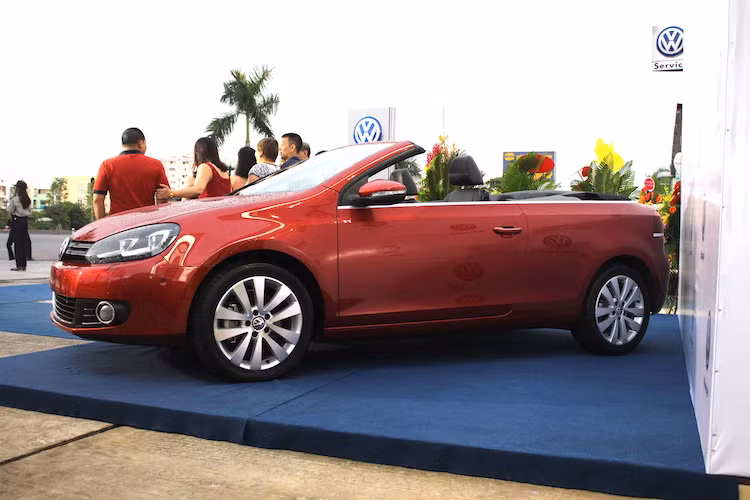 Nằm ở phân khúc C, chiếc xe chỉ có chiều dài 4246 mm, rộng 1782 mm và cao 1423 mm. Như vậy, Golf Cabriolet có kích thước khá gần với phiên bản Golf Hatchback 3 cửa. Ở hai bên thân xe, Golf Cabriolet cũng có bộ mâm 5 cánh kép giống một số phiên bản Golf khác. Xe có mui mềm đóng mở bằng điện.
