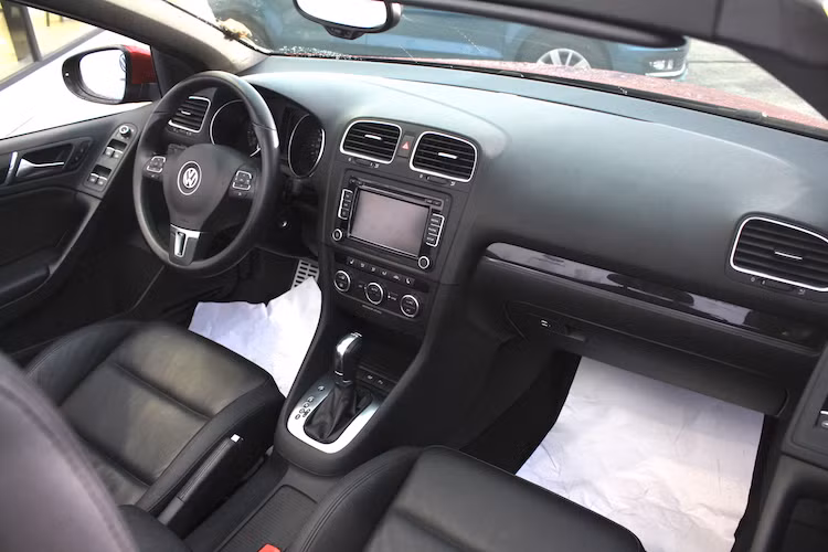 Ở bên trong nội thất, do ra đời từ khá lâu và được Volkswagen thiết kế hướng tới nhiều nhóm khách hàng nên Golf Cabriolet, cũng như các phiên bản Golf Mk6 khác sở hữu thiết kế giản dị, hướng tới sự tiện dụng nhiều hơn. Chiếm diện tích lớn trên bảng điều khiển trung tâm của xe là hệ thống thông tin giải trí Composition Media với màn hình 7 inch cùng nhiều tính năng thời thượng.