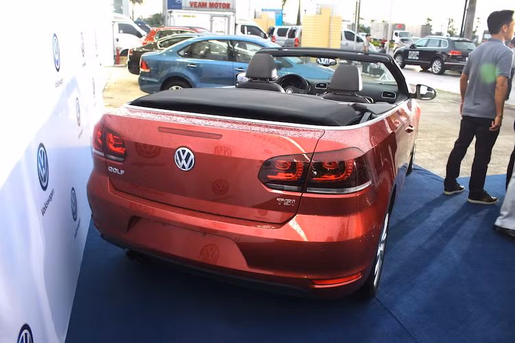 Tại thị trường Việt Nam, mẫu xe mui trần Volkswagen Golf Cabriolet đang có giá bán khởi điểm từ 950 triệu đồng.