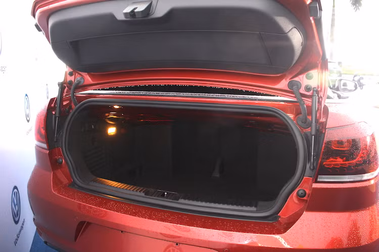 Bộ mui xếp mềm của xe có thời gian đóng mở chỉ trọng 9,5 giây ở tốc độ dưới 30 km/h. Do nằm trên nên khi gấp lại, bộ mui này không tốn quá nhiều không gian khoang hành lý của Golf Cabriolet tương đối "đủ dùng", đạt thể tích 380 lít.