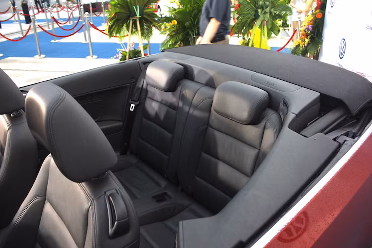 Golf Cabriolet có tổng cộng 4 vị trí ghế ngồi bên trong cabin. Tuy nhiên do chỉ có 2 cửa nên hàng ghế sau của chiếc xe có không gian rất nhỏ dạng 2+2, chỉ phù hợp nhất với trẻ em. Để vào hàng ghế sau, hành khách sẽ phải gập lưng phía trước và trèo qua.