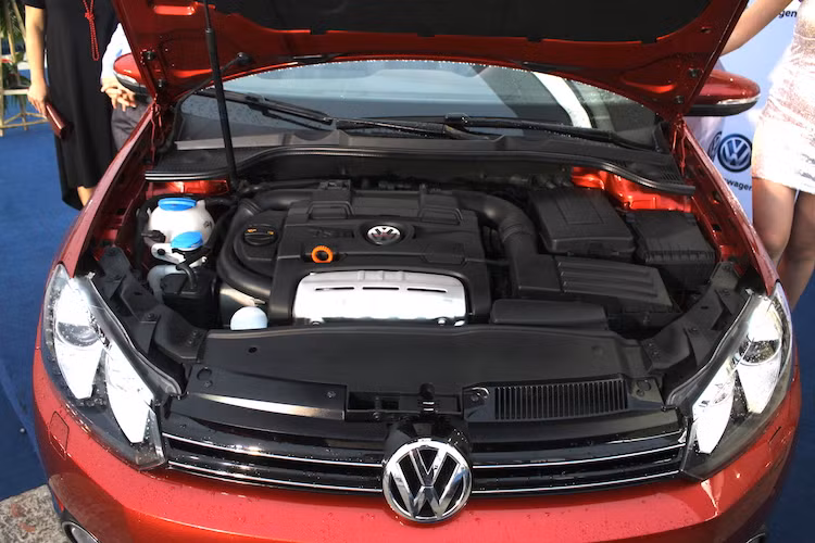 Tại châu Âu, Golf Cabriolet có 4 phiên bản máy xăng và 1 động cơ diesel. Chiếc xe tại Việt Nam sử dụng loại động cơ nhỏ nhất với dung tích chỉ 1.2l với dạng 4 xi-lanh thẳng hàng, đạt công suất tối đa 105 mã lực và mô-men xoắn cực đại 175 Nm. Kết hợp với động cơ là hộp số tự động 6 cấp.