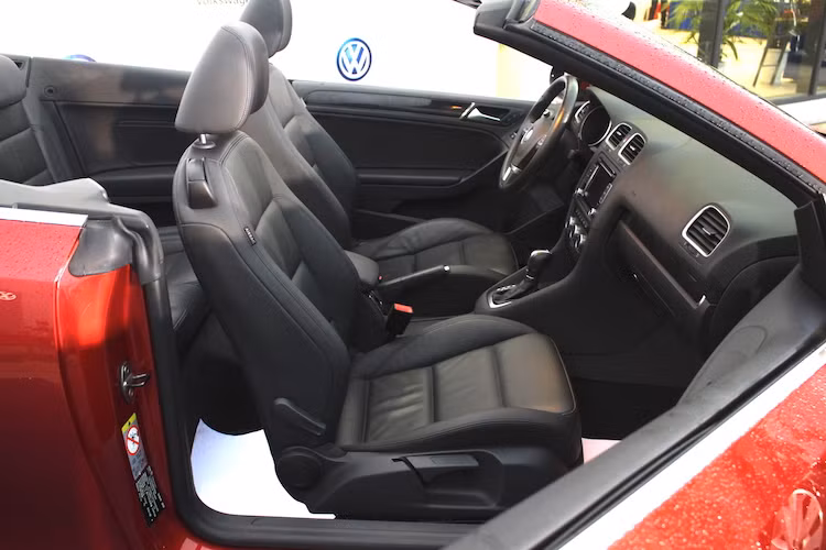 Golf Cabriolet tại Việt Nam cũng có trang bị khá cao cấp với nội thất bọc da, vô-lăng tích hợp nút đa chức năng, đèn pha tự động, điều hòa tự động 2 vùng độc lập, dàn âm thanh 6 loa, gạt mưa tự động, 6 cảm biến đỗ xe phía trước và sau. Các trang bị an toàn cũng được chú trọng như ABS, ESP, BA, ASR...