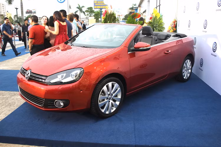 Mui tran Volkswagen Golf Cabriolet "chot gia" 950 trieu tai VN