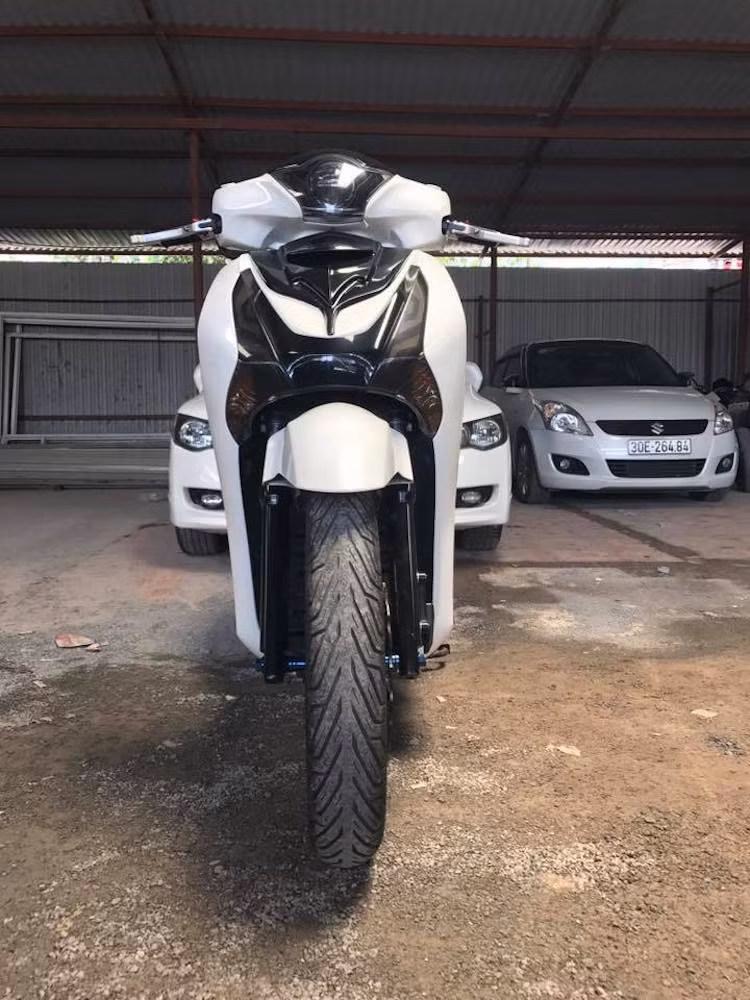 Chơi SH theo phong cách kiểng, một biker Hà Nội đã trang bị cho chiếc xe một loạt các phụ tùng cao cấp, khiến chiếc xe nổi bật hơn. Ở phía trước, điểm nhấn nổi bật nhất trên chiếc xe là mặt nạ trước được chế mủ với thiết kế độc đáo, kèm theo dàn đèn demi chế LED và đèn pha bóng gương cầu tăng độ sáng.