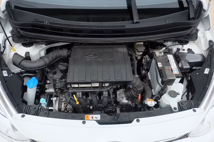 Hyundai Grand i10 hatchback được trang bị 2 lựa chọn động cơ xăng 4 xi-lanh thẳng hàng, nạp khí tự nhiên Kappa 1.0l (66 mã lực/90 Nm) và 1.2l (87 mã lực/120 Nm) với hệ thống van biến thiên. Tuy nhiên, bản sedan sẽ chỉ có 1 lựa chọn máy 1.2l. Tùy từng phiên bản cấu hình, xe sẽ sở hữu hộp số sàn 5 cấp hoặc tự động 4 cấp. Mọi phiên bản Grand i10 2017 tại Việt Nam đều dẫn động cầu trước.