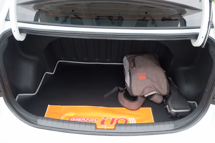 Do chỉ là một bản nâng cấp giữa vòng đời của Grand i10 thế hệ thứ 2 nên không gian trong cabin và thể tích khoang hành lý của Grand i10 2017 không đổi. Trong đó, phiên bản sedan có "cốp" rộng 407 lít và Grand i10 hatchback chỉ đạt 252 lít. Tuy nhiên, phiên bản hatchback có khả năng gập lưng thế sau 60/40 để gia tăng thể tích tối đa 1046 lít.