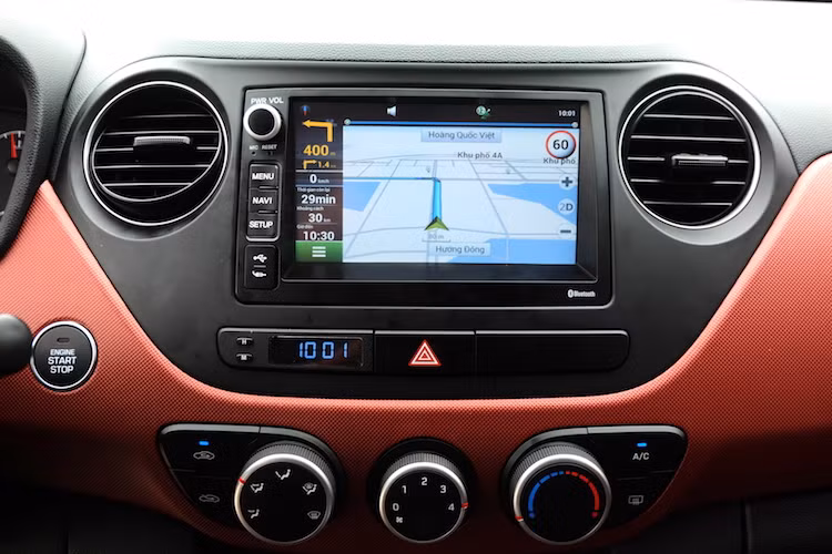 2 tính năng nổi bật của hệ thống giải trí là dẫn đường và kết nối smartphone hoạt động khá tốt. Trong đó, hệ thống định vị chỉ đường chính xác và kết nối smartphone hoạt động nhanh, với chất lượng cuộc thoại rảnh tay trong khoang lái rõ ràng. Tuy nhiên, hệ thống này vẫn còn một số nhược điểm như màn hình cảm ứng điện trở kém nhạy và thời gian khởi động lâu.