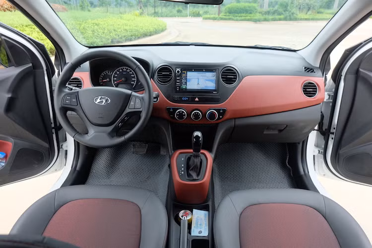 Ở bên trong nội thất, Grand i10 2017 vẫn giữ nguyên thiết kế của phiên bản cũ, nhưng đã được nâng cấp một chút về tiện nghi và trang bị. Trong đó, những điểm mới dễ thấy nhất là các ghế ngồi bọc kết hợp vải nỉ/giả da với tông màu mới và sự xuất hiện của hệ thống thông tin giải trí với màn hình cảm ứng 7 inch, kết nối smartphone qua Bluetooth và hệ thống định vị dẫn đường tại Việt Nam.