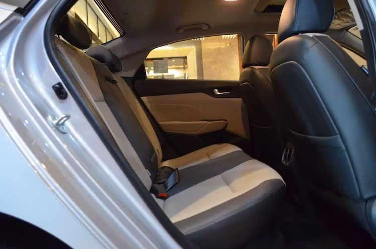 Các ghế ngồi trên xe được bọc kết hợp giữa vật liệu ni và giả da, trong khi đa số những chi tiết nhựa trong nội thất xe đều làm từ nhựa cứng, thể hiện mức giá rẻ của Verna. Về an toàn, chiếc xe được trang bị chassis cứng hơn, 6 túi khí trên bản cao nhất cùng các trang bị như phanh khẩn cấp hay camera lùi.