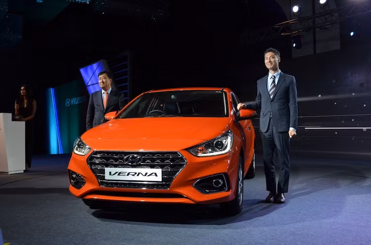 Vừa qua tại Ấn Độ, mẫu xe sedan Hyundai Verna 2017 vừa được chính thức "trình làng" với thiết kế khác biệt hoàn toàn so với phiên bản cũ, nhằm cạnh tranh trong phân khúc sedan cỡ nhỏ với nhiều đối thủ mạnh như Toyota Vios, Honda City, Mazda 2 Sedan...