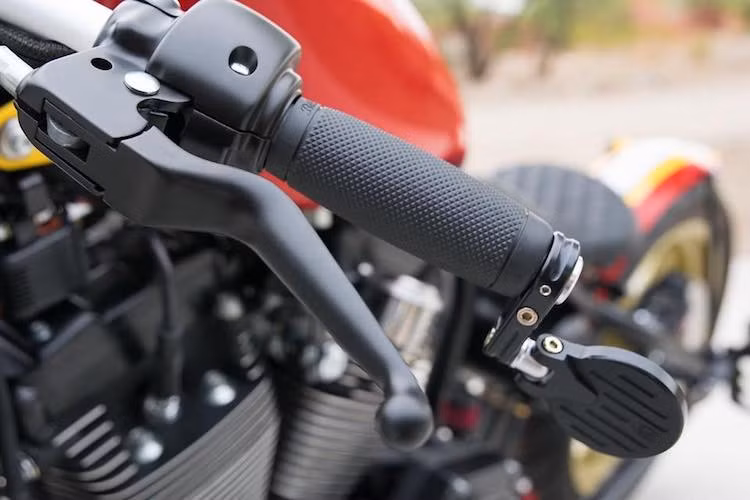 Dù là một mẫu bobber nhưng bản độ này có cặp tay lái clip-on đặt thấp và gập sát bình xăng, đem tới tư thế lai thể thao và đầy "chất chơi", đổi lại phải "hy sinh sự thoải mái. Nằm phía trên tay lái là cặp cùm côn phanh to bản và gương hậu gắn gù CNC sắc sảo.