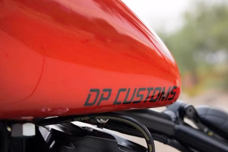 Bình xăng "hạt đậu" peanut" đặc trưng của Forty-Eight đã được giữ nguyên. Tuy nhiên theo yêu cầu của chủ xe, DP Customs đã sơn lại bình với tông màu đỏ-vàng nổi bật, cùng với con số 13 trên bình.