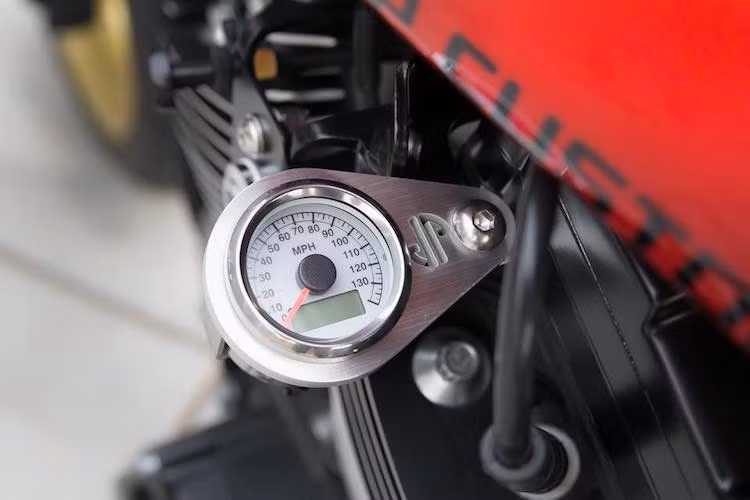 Ngoài tay nắm, cùm công tắc và cùm phanh/côn, khu vực tay lái của chiếc xe đã được tối giản một cách tối đa. Cụm đồng hồ nguyên bản trên Harley-Davidson đã bị loại bỏ, thay vào đó là đồng hồ duy nhất báo tốc độ được treo bên trái, dưới bình xăng xe bởi pad nhôm CNC do DP Custom gia công.