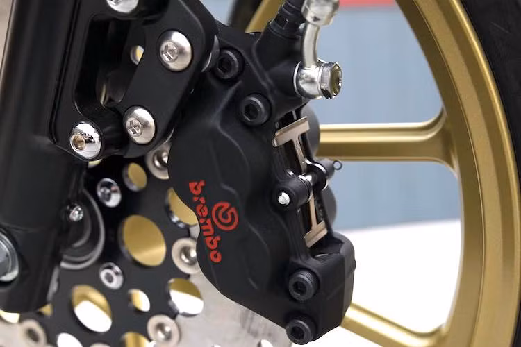 Hướng tới phong cách thể thao hơn nguyên bản, chiếc xe đã được DP Customs độ lại "dàn chân" với cặp mâm đúc màu vàng 5 cánh kép thiết kế tương tự các dòng superbike. Hệ thống phanh trước của chiếc xe cũng được nâng cấp với heo Brembo 4 piston.