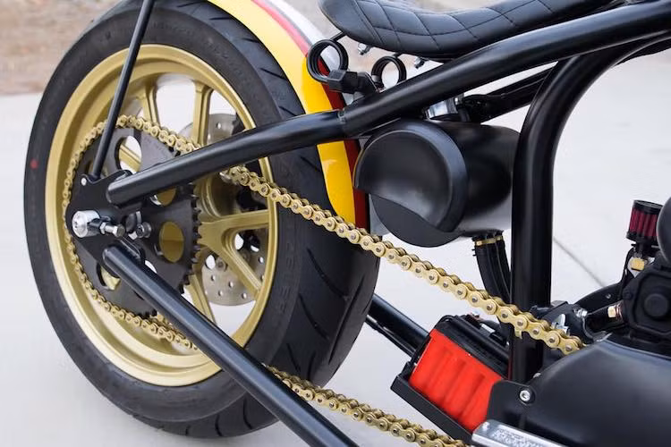 Thay vì dây đai nguyên bản, sức mạnh của động cơ đã được truyền xuống bánh sau thông qua xích tải tin cậy hơn. Trong khi đó, phần khung phía sau đã được DP Customs thay đổi khá nhiều so với khung gốc của Harley-Davidson khi chuyển thành khung cứng không giảm xóc dạng hardtail để đem tới kiểu dáng "chất chơi" hơn cho xe.