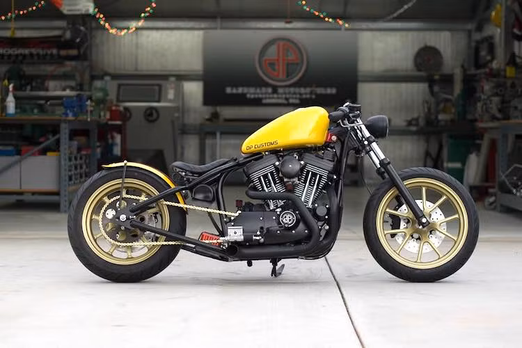 Với mong muốn sở hữu một mẫu xe "độc", một người chơi xe có tiếng tại Sài Gòn đã cất công "nhờ cậy" xưởng DP Customs bên Mỹ để tạo ra chiếc môtô Harley-Davidson Bobber độ "độc nhất vô nhị", nhiều khả năng đã được "dựng" lên từ Harley-Davidson Forty Eight.