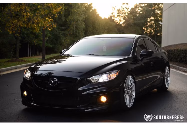 Xuất thân từ các tay yakuza muốn sử dụng những chiếc xe Nhật cao cấp để ít gây chú ý, đặc trưng của phong cách này đó là hệ thống treo hạ thấp, mâm lớn và nội thất sang trọng. Là một mẫu sedan hạng trung với vẻ ngoài thuộc hàng hấp dẫn nhất trong phân khúc, Mazda 6 cũng là một mẫu xe lý tưởng để độ lại theo phong cách VIP.