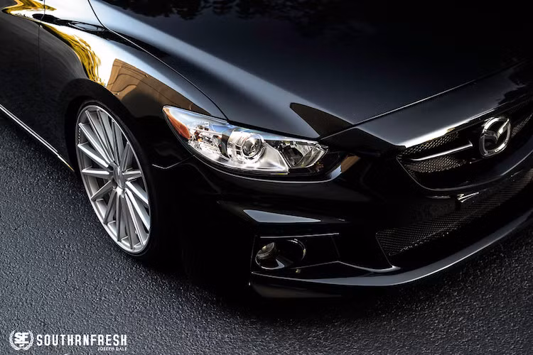 Ở phía trước, chiếc xe cũng đã được lắp bộ bodykit thể thao của hãng Autoexe với thiết kế hấp dẫn, cùng với lưới tản nhiệt mới với một thanh ngang kèm logo Mazda ở giữa.