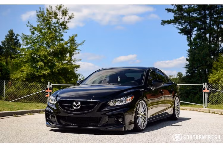 Những bản độ VIP thường tập trung vào ngoại hình và nội thất của chiếc xe, chính vì vậy chiếc Mazda 6 vẫn giữ nguyên động cơ 2.5 lít 4 xi-lanh nạp khí tự nhiên với công suất chỉ 184 mã lực, hộp số tự động và hệ dẫn động cầu trước.