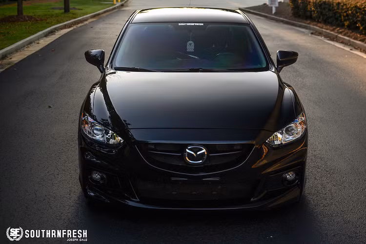 Một chiếc xe độ theo phong cách VIP thường sử dụng các màu cơ bản, chính vì vậy chủ của chiếc Mazda 6 này đã lựa chọn tông màu đen bóng như những mẫu sedan siêu sang cho gần như toàn bộ ngoại thất xe.