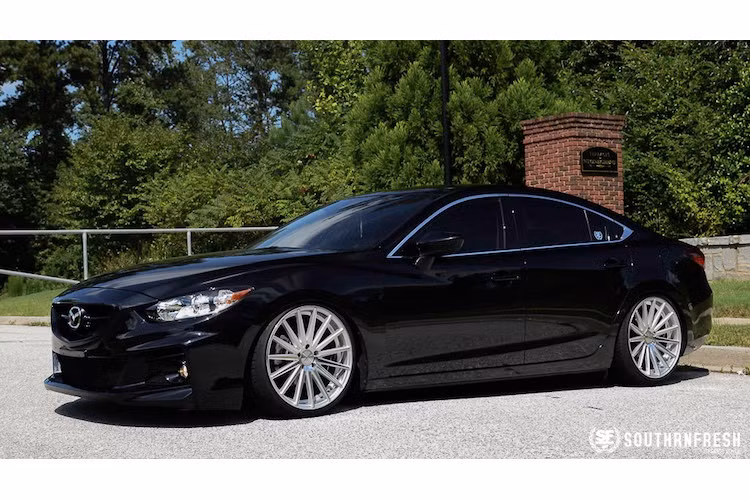 Sau khi được chủ xe "dọn" lại theo phong cách VIP của Nhật, chiếc sedan Mazda 6 đã có vẻ ngoài không chỉ thể thao mà còn sang trọng và uy nghi như những mẫu xe siêu sang.