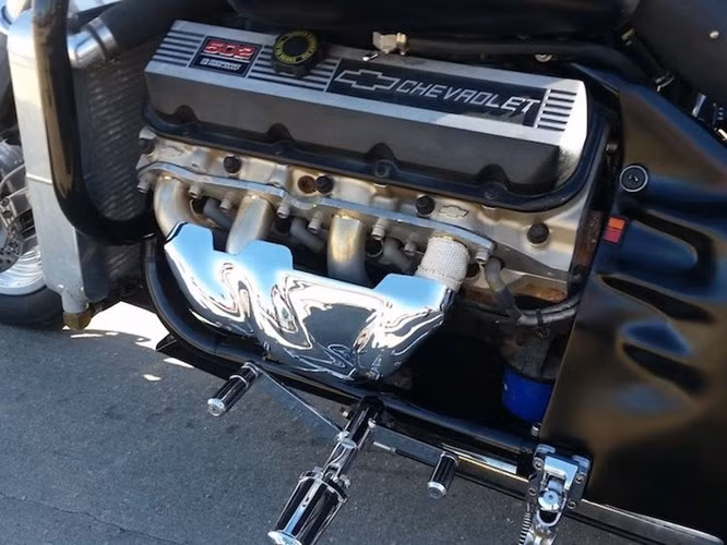 Tuy nhiên, chiếc môtô khủng Boss Hoss 502 này thuộc đời 2001, chính vì vậy nó đã được hãng môtô thủ công Mỹ bán sẵn với một động cơ V8 8.2 lít có công suất lên tới 502 mã lực.