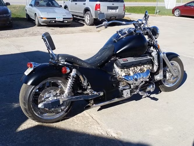 Chỉ được sản xuất từ 2000 tới 2008 với số lượng giới hạn, tuy nhiên chiếc Boss Hoss 502 đời 2001 này hiện đang được rao bán tại bang Iowa, Mỹ với một cái giá khá "phải chăng" là 16.050 USD (tương đương khoảng 360 triệu đồng).