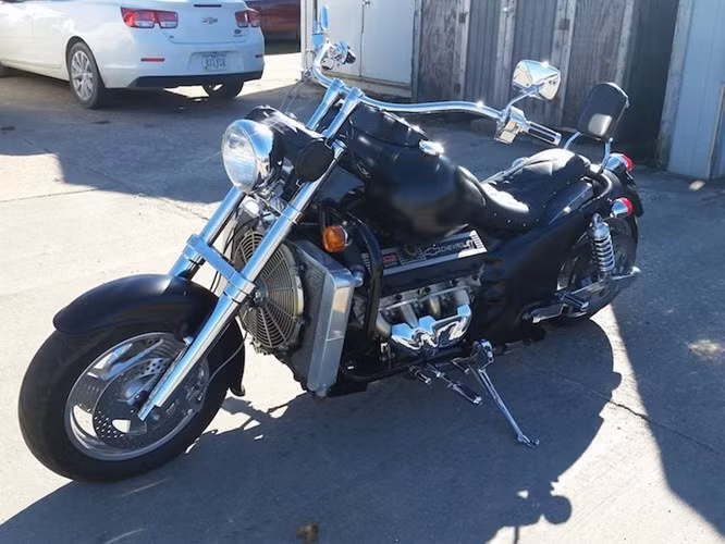 Trên Thế giới, tên tuổi của Boss Hoss nổi tiếng như là nhà sản xuất ra những mẫu xe cruiser 2 bánh và 3 bánh "siêu khủng", được trang bị động cơ ôtô Chevrolet V8 với dung tích lên tới 5.7 hoặc 8.2 lít.