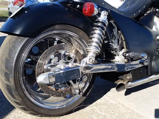 Những chiếc Boss Hoss 502 đầu tiên có lốp sau dùng lốp ôtô, trong khi các phiên bản mới hơn sau này đã được trang bị lốp môtô bản rộng như trên những chiếc Harley-Davidson độ "mông to".