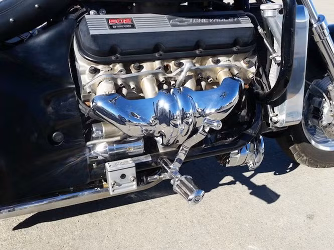 Do có kích thước động cơ "khổng lồ" cùng hộp số bán tự động nên những chiếc Boss Hoss đều đem lại cảm giác lái rất "đầm". Những người đã có dịp điều khiển chiếc xe đều nhận xét rằng nó có độ rung rất ít khi tăng tốc, thể hiện chất lượng tốt của bộ khung.