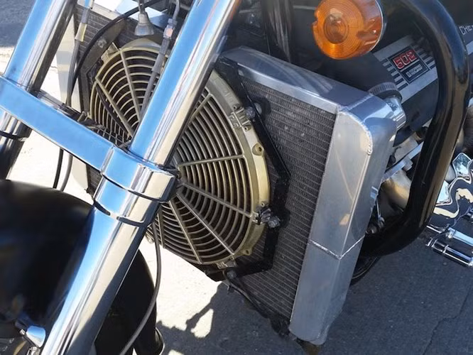 Để làm mát cho khối động cơ này, hệ thống làm mát bằng chất lỏng với két nước kèm theo quạt gió đã được trang bị ở phía trước chiếc xe.