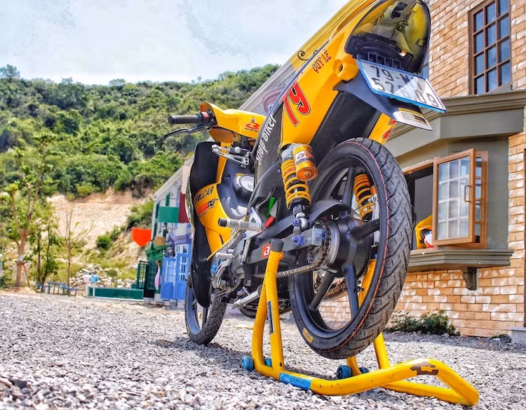 Từ chiếc xe số phổ thông Yamaha Jupiter V, một người chơi xe Khánh Hòa đã nâng cấp thành xe đua "khủng", tương tự như những mẫu xe đua "chạy sân" tại các giải đấu trên toàn Đông Nam Á.