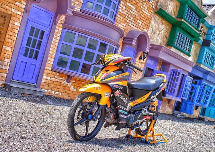 Jupiter V thậm chí còn được "dọn" thành những chiếc xe đua "chạy sân" trong các giải đấu chuyên nghiệp. Lấy ý tưởng từ những chiếc xe đua underbone, một biker tại Khánh Hòa đã tiến hành "lột xác" hoàn toàn cho chiếc Jupiter V của mình theo đúng cấu hình "xe đấu".