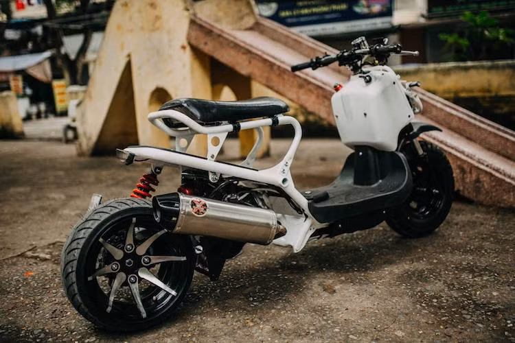 Thiết kế nguyên bản vốn đã rất độc đáo của Zoomer vẫn được MTK giữ nguyên. Tương tự, động cơ xe cũng có sự thay đổi đặc biệt nào, ngoại trừ hệ thống xả với pô Ixil và bộ gắp được đẩy lùi về phía sau, khiến cho chiếc xe có kiểu dáng "trường" hơn.