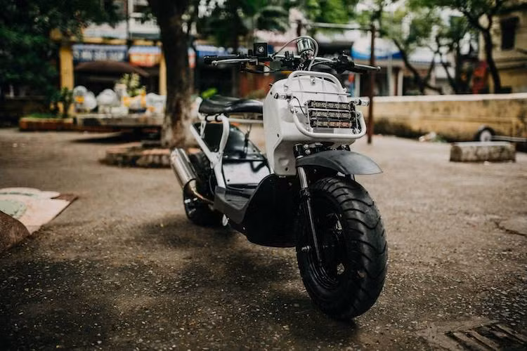 Sở hữu kiểu dáng "trơ khung" đặc trưng, chiếc xe ga Honda Zoomer 50 đã được ưa chuộng trên khắp Thế giới và thường xuyên được độ lại bởi dân chơi. Trong đó, phong cách độ Zoomer quen thuộc nhất là nối gắp và lắp bánh "khủng" ở phía sau, khiến cho mẫu xe tay ga cỡ nhỏ này trở nên "bề thế" hơn.