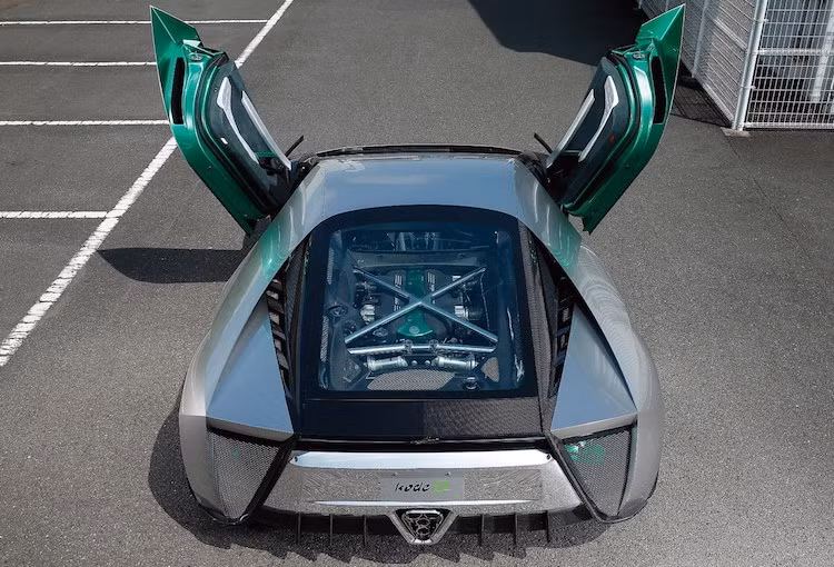 Bên dưới lớp vỏ độc đáo, Kode 0 cũng vẫn tái sử dụng hệ động lực của Aventador mà không có bất kỳ sự thay đổi nào. Như vậy, chiếc xe sẽ vẫn có động cơ V12 6.5l nạp khí tự nheien với công suất tối đa 700 PS, mô-men xoắn cực đại 690 Nm kết hợp với hộp số ISR 7 cấp và hệ dẫn động 4 bánh.